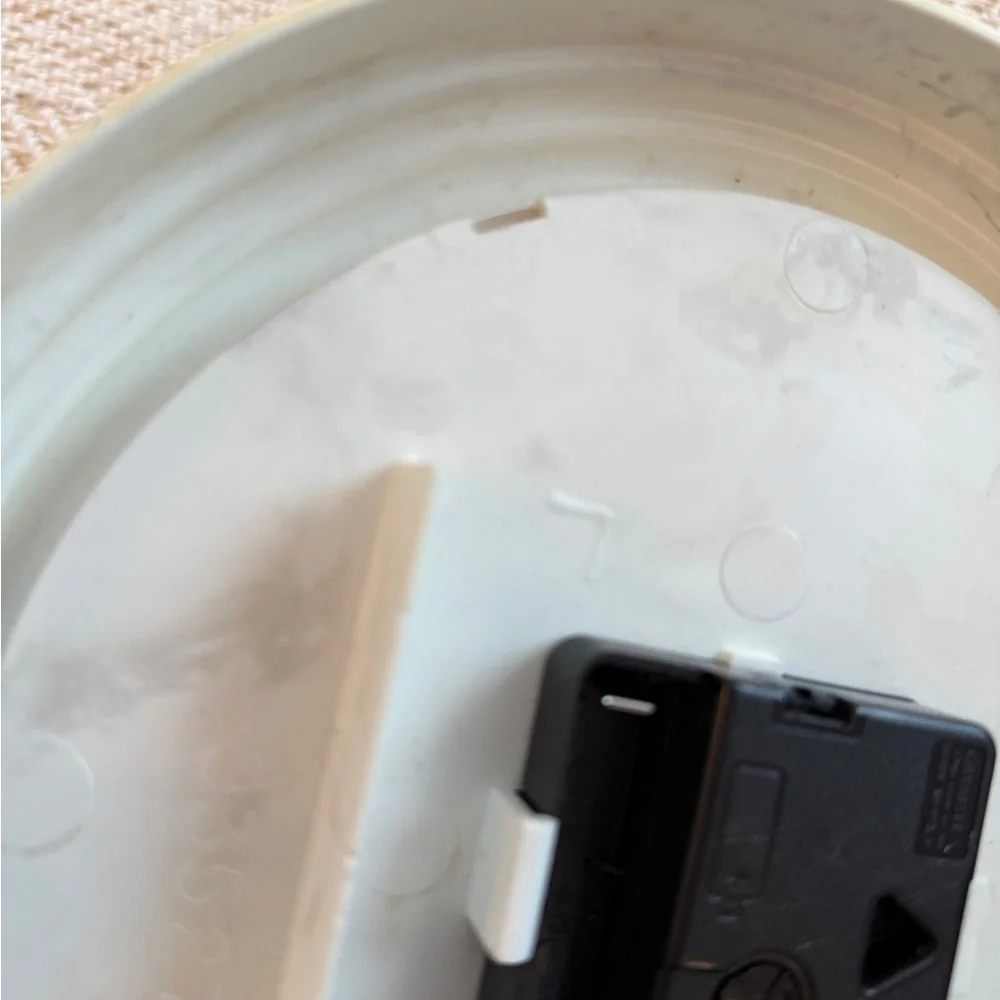 N/A round cream